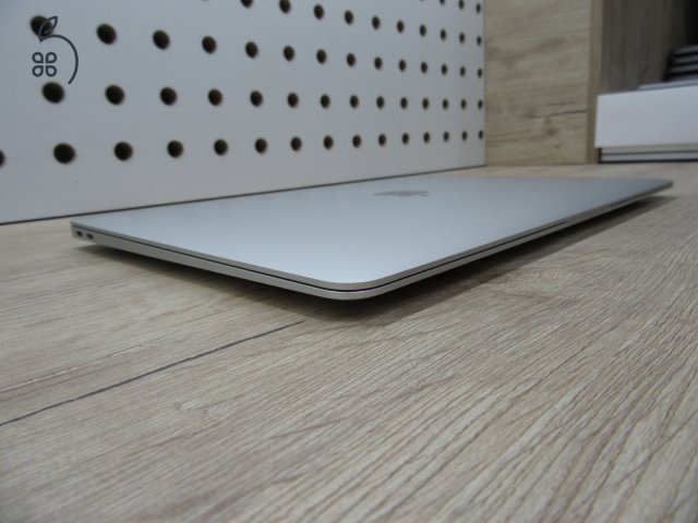Apple MacBook Air 13” (2020, M1) – Pehelykönnyű, villámgyors, egész napos üzemidő – 8 GB RAM – 256 GB SSD – Használt, szép állapot – 3 hónap garancia