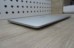Apple MacBook Air 13” (2020, M1) – Pehelykönnyű, villámgyors, egész napos üzemidő – 8 GB RAM – 256 GB SSD – Használt, szép állapot – 3 hónap garancia