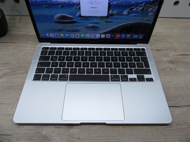 Apple MacBook Air 13” (2020, M1) – Szinte új élmény: 20 ciklus / 100% akku, pehelykönnyű és brutál gyors – 8 GB RAM – 256 GB SSD – Használt, szép állapot – 3 hónap garancia