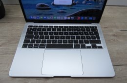 Apple MacBook Air 13” (2020, M1) – Szinte új élmény: 20 ciklus / 100% akku, pehelykönnyű és brutál gyors – 8 GB RAM – 256 GB SSD – Használt, szép állapot – 3 hónap garancia