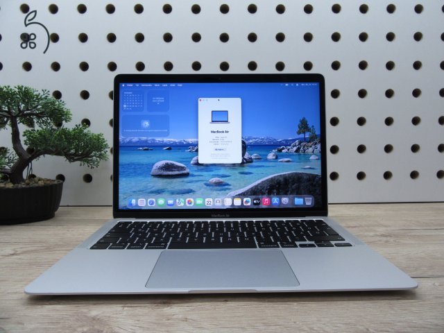 Apple MacBook Air 13” (2020, M1) – Szinte új élmény: 20 ciklus / 100% akku, pehelykönnyű és brutál gyors – 8 GB RAM – 256 GB SSD – Használt, szép állapot – 3 hónap garancia