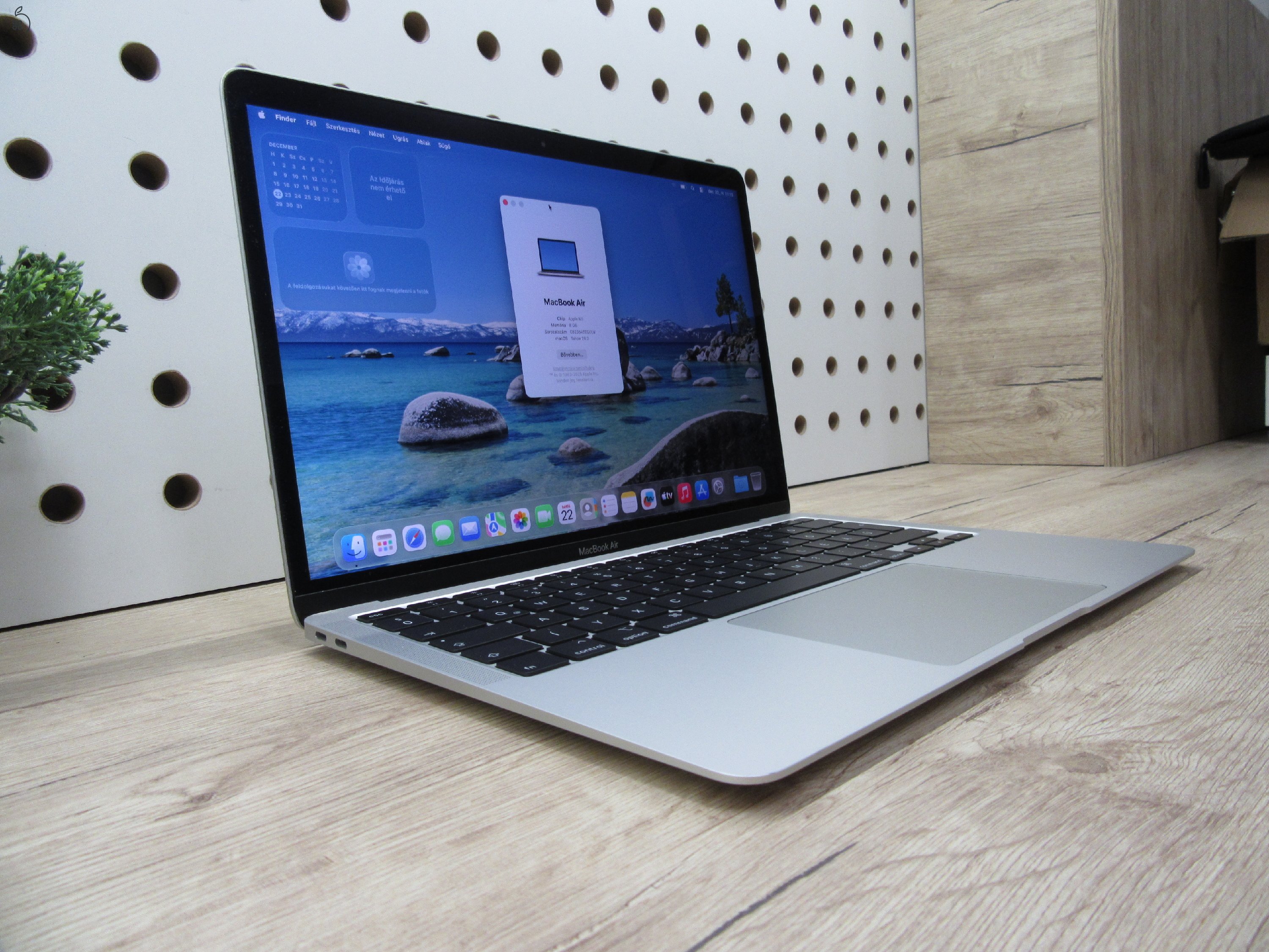 Apple MacBook Air 13” (2020, M1) – Szinte új élmény: 20 ciklus / 100% akku, pehelykönnyű és brutál gyors – 8 GB RAM – 256 GB SSD – Használt, szép állapot – 3 hónap garancia