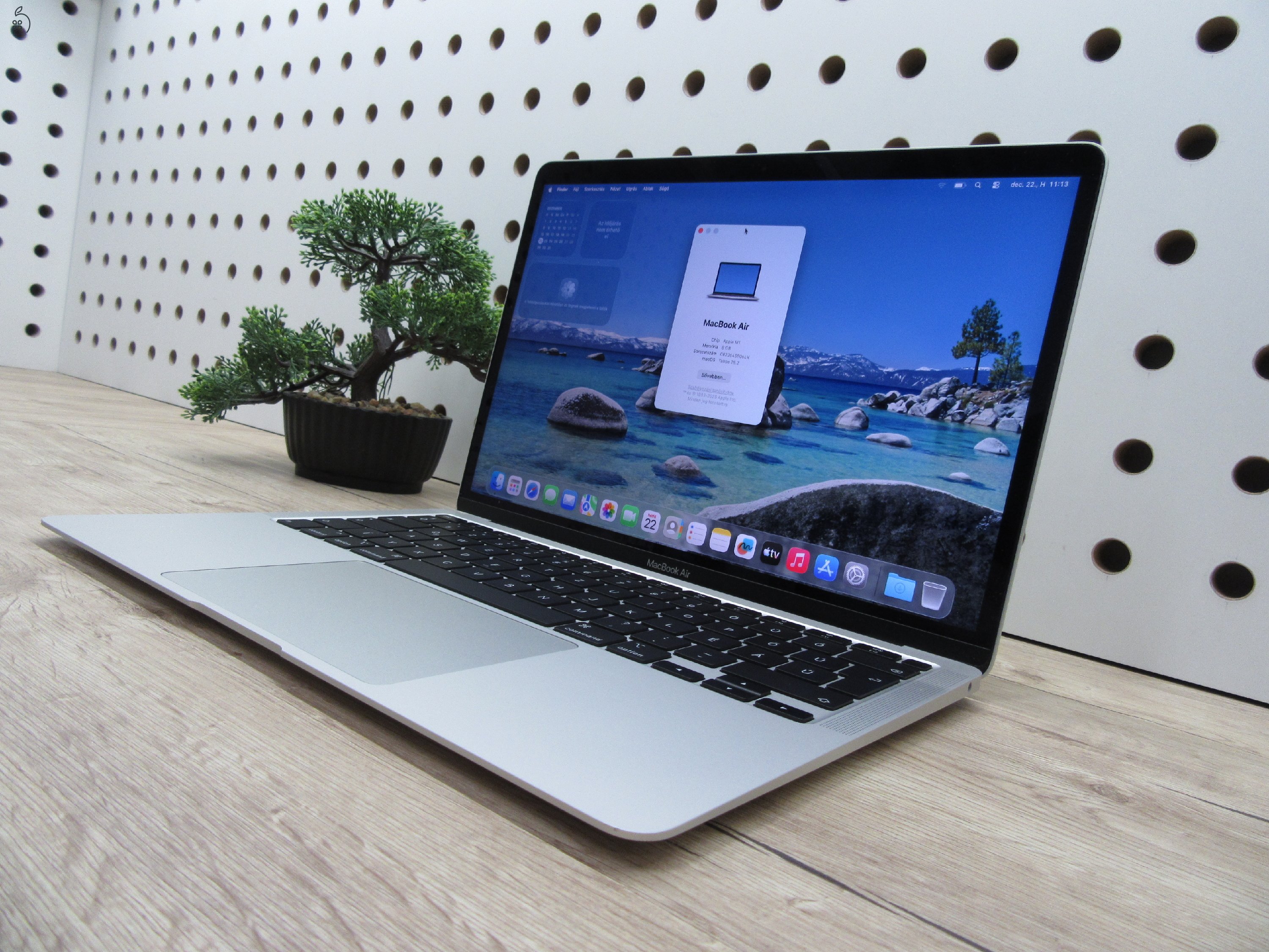 Apple MacBook Air 13” (2020, M1) – Szinte új élmény: 20 ciklus / 100% akku, pehelykönnyű és brutál gyors – 8 GB RAM – 256 GB SSD – Használt, szép állapot – 3 hónap garancia