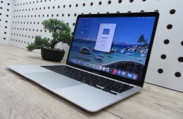 Apple MacBook Air 13” (2020, M1) – Szinte új élmény: 20 ciklus / 100% akku, pehelykönnyű és brutál gyors – 8 GB RAM – 256 GB SSD – Használt, szép állapot – 3 hónap garancia