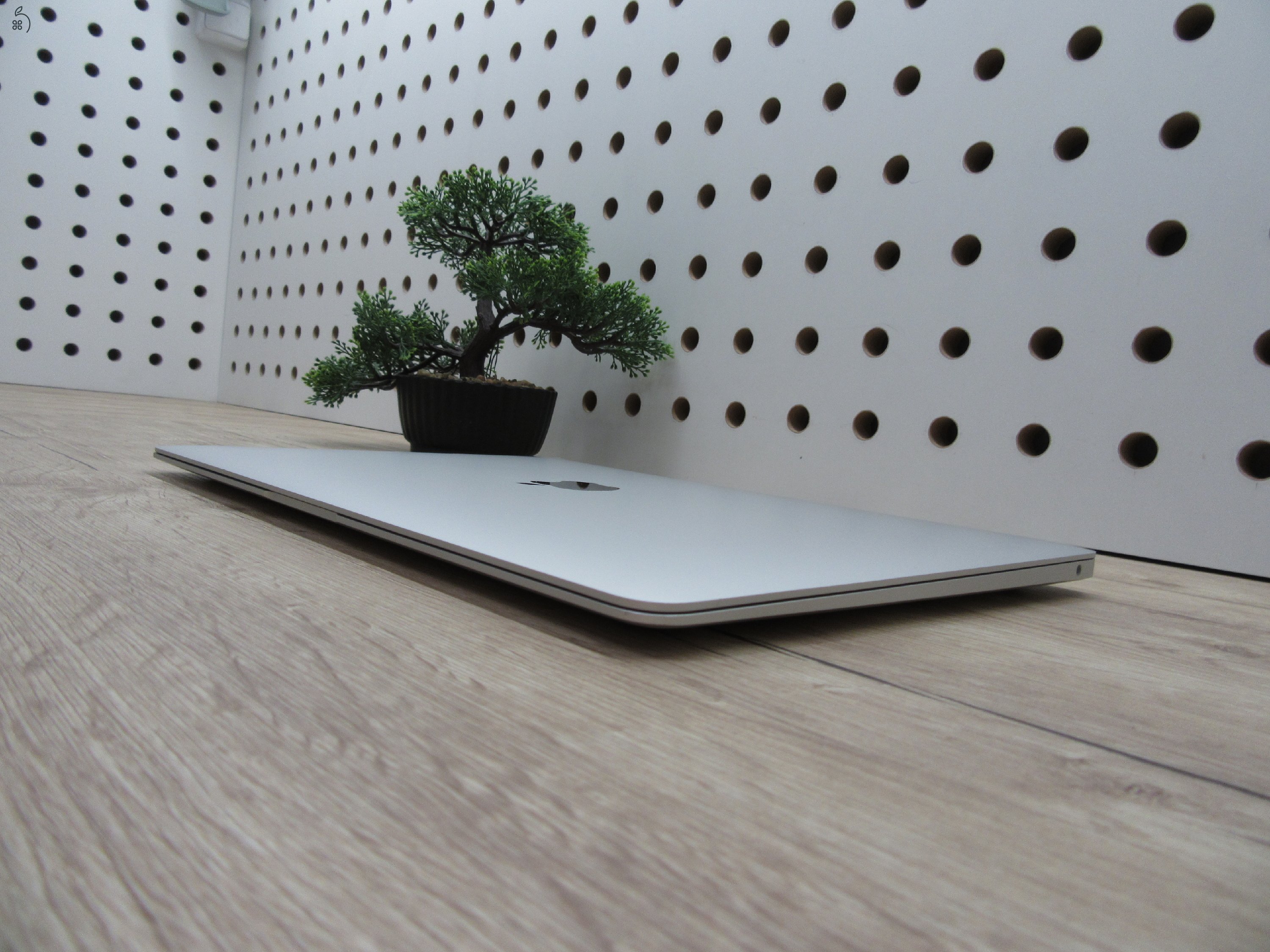 Apple MacBook Air 13” (2020, M1) – Szinte új élmény: 20 ciklus / 100% akku, pehelykönnyű és brutál gyors – 8 GB RAM – 256 GB SSD – Használt, szép állapot – 3 hónap garancia