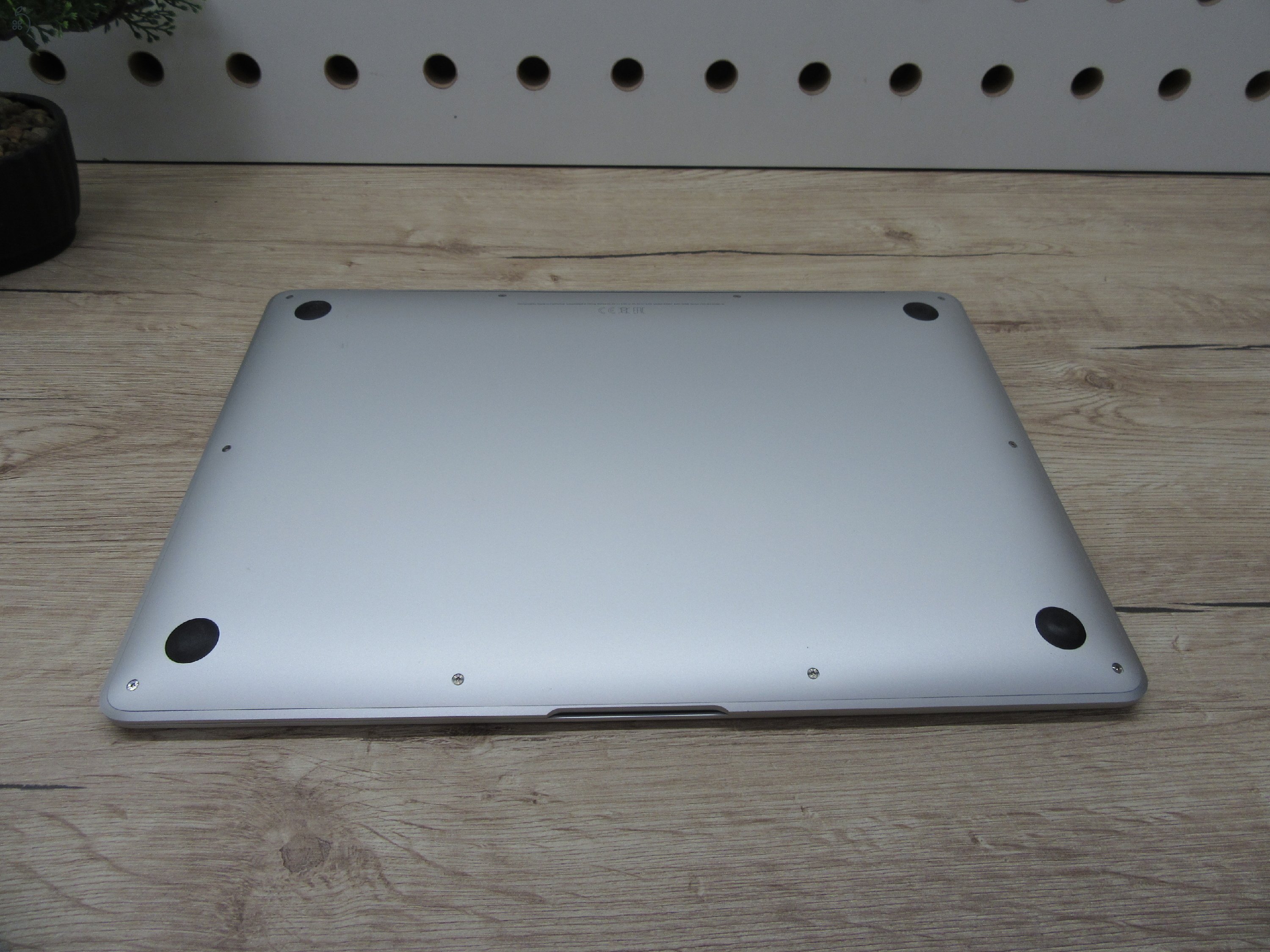 Apple MacBook Air 13” (2020, M1) – Szinte új élmény: 20 ciklus / 100% akku, pehelykönnyű és brutál gyors – 8 GB RAM – 256 GB SSD – Használt, szép állapot – 3 hónap garancia