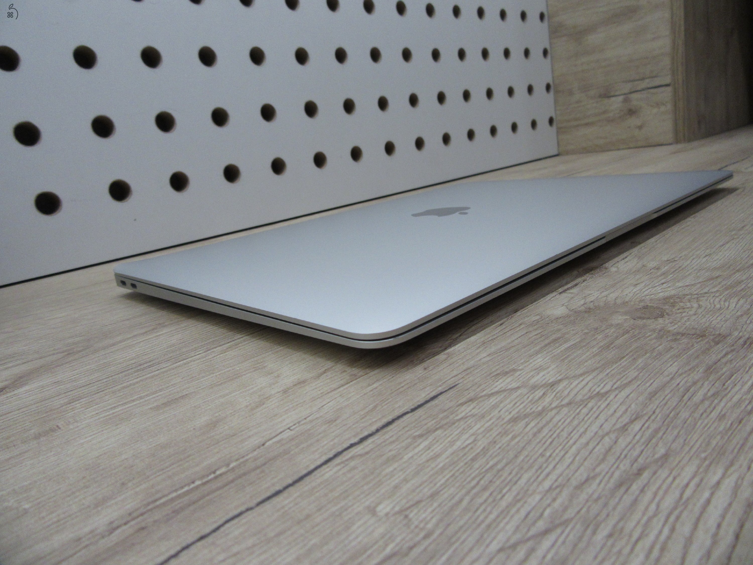Apple MacBook Air 13” (2020, M1) – Szinte új élmény: 20 ciklus / 100% akku, pehelykönnyű és brutál gyors – 8 GB RAM – 256 GB SSD – Használt, szép állapot – 3 hónap garancia