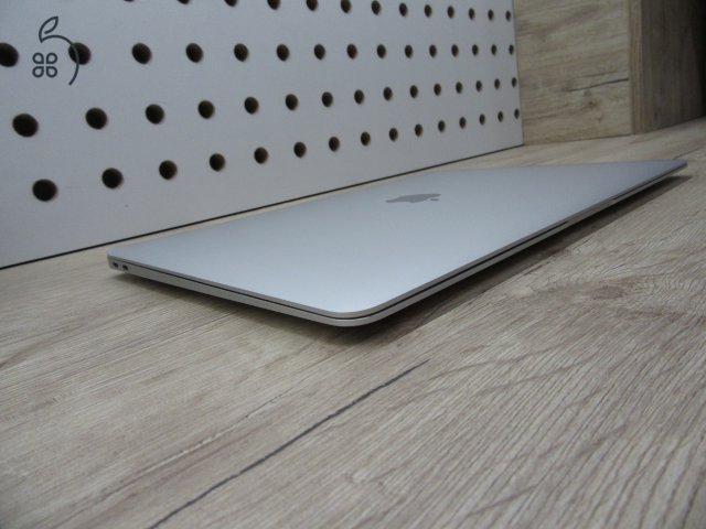 Apple MacBook Air 13” (2020, M1) – Szinte új élmény: 20 ciklus / 100% akku, pehelykönnyű és brutál gyors – 8 GB RAM – 256 GB SSD – Használt, szép állapot – 3 hónap garancia