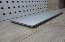 Apple MacBook Air 13” (2020, M1) – Szinte új élmény: 20 ciklus / 100% akku, pehelykönnyű és brutál gyors – 8 GB RAM – 256 GB SSD – Használt, szép állapot – 3 hónap garancia