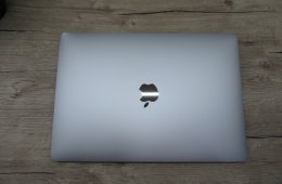 Apple MacBook Air 13” (2020, M1) – Szinte új élmény: 20 ciklus / 100% akku, pehelykönnyű és brutál gyors – 8 GB RAM – 256 GB SSD – Használt, szép állapot – 3 hónap garancia