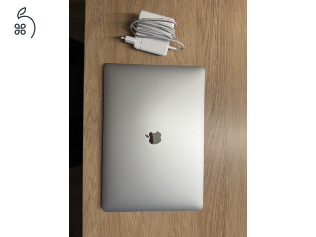 Apple MacBook Pro 15″ - 2017 - Touch Bar - i7 - 16 GB RAM - 256 GB SSD - Radeon Pro55