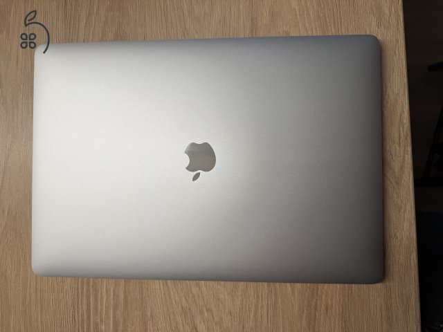 Apple MacBook Pro 15″ - 2017 - Touch Bar - i7 - 16 GB RAM - 256 GB SSD - Radeon Pro55