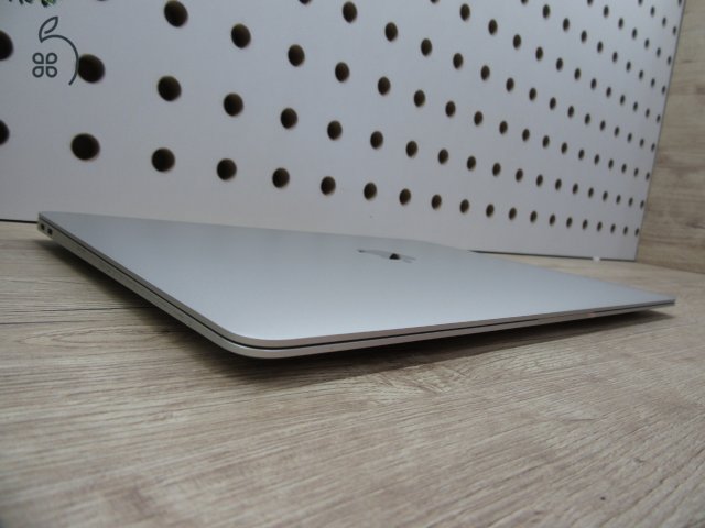 Apple MacBook Air 13” (2020, M1) – Karcmentes, pehelykönnyű és villámgyors, akár 15 óra üzemidő – 8 GB RAM – 256 GB SSD – 3 hónap garancia