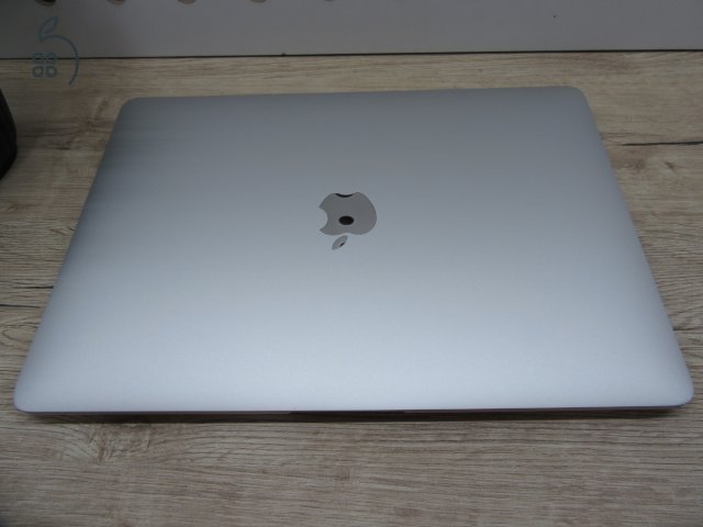 Apple MacBook Air 13” (2020, M1) – Karcmentes, pehelykönnyű és villámgyors, akár 15 óra üzemidő – 8 GB RAM – 256 GB SSD – 3 hónap garancia