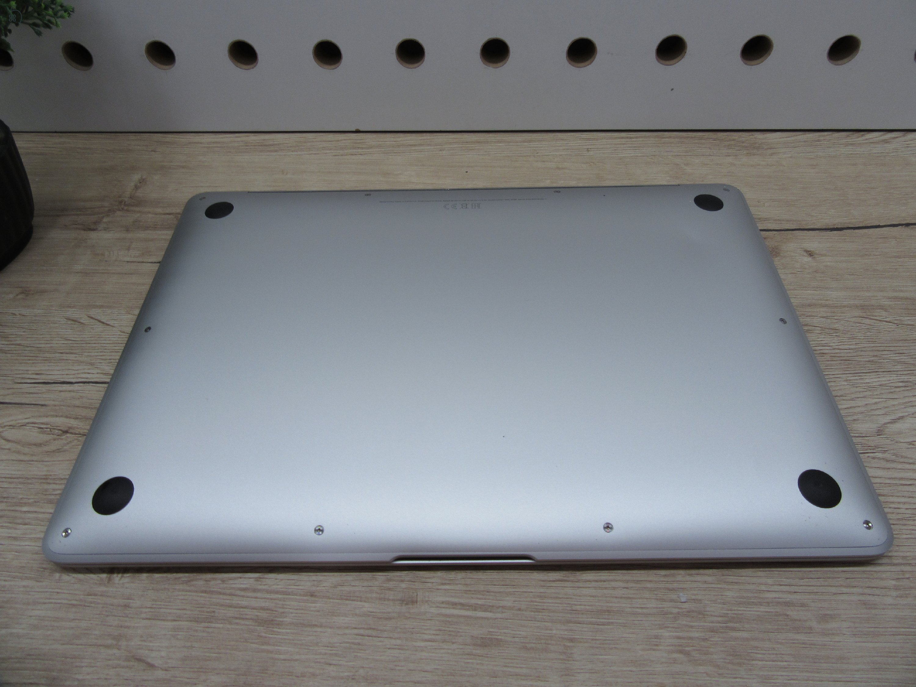 Apple MacBook Air 13” (2020, M1) – Karcmentes, pehelykönnyű és villámgyors, akár 15 óra üzemidő – 8 GB RAM – 256 GB SSD – 3 hónap garancia