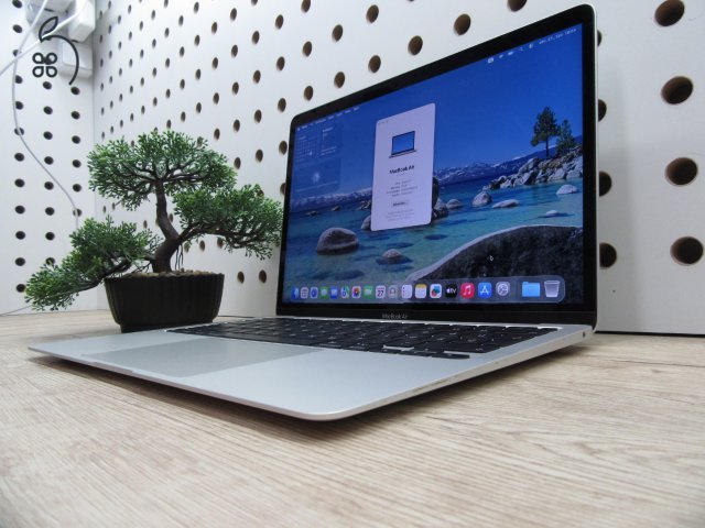 Apple MacBook Air 13” (2020, M1) – Karcmentes, pehelykönnyű és villámgyors, akár 15 óra üzemidő – 8 GB RAM – 256 GB SSD – 3 hónap garancia