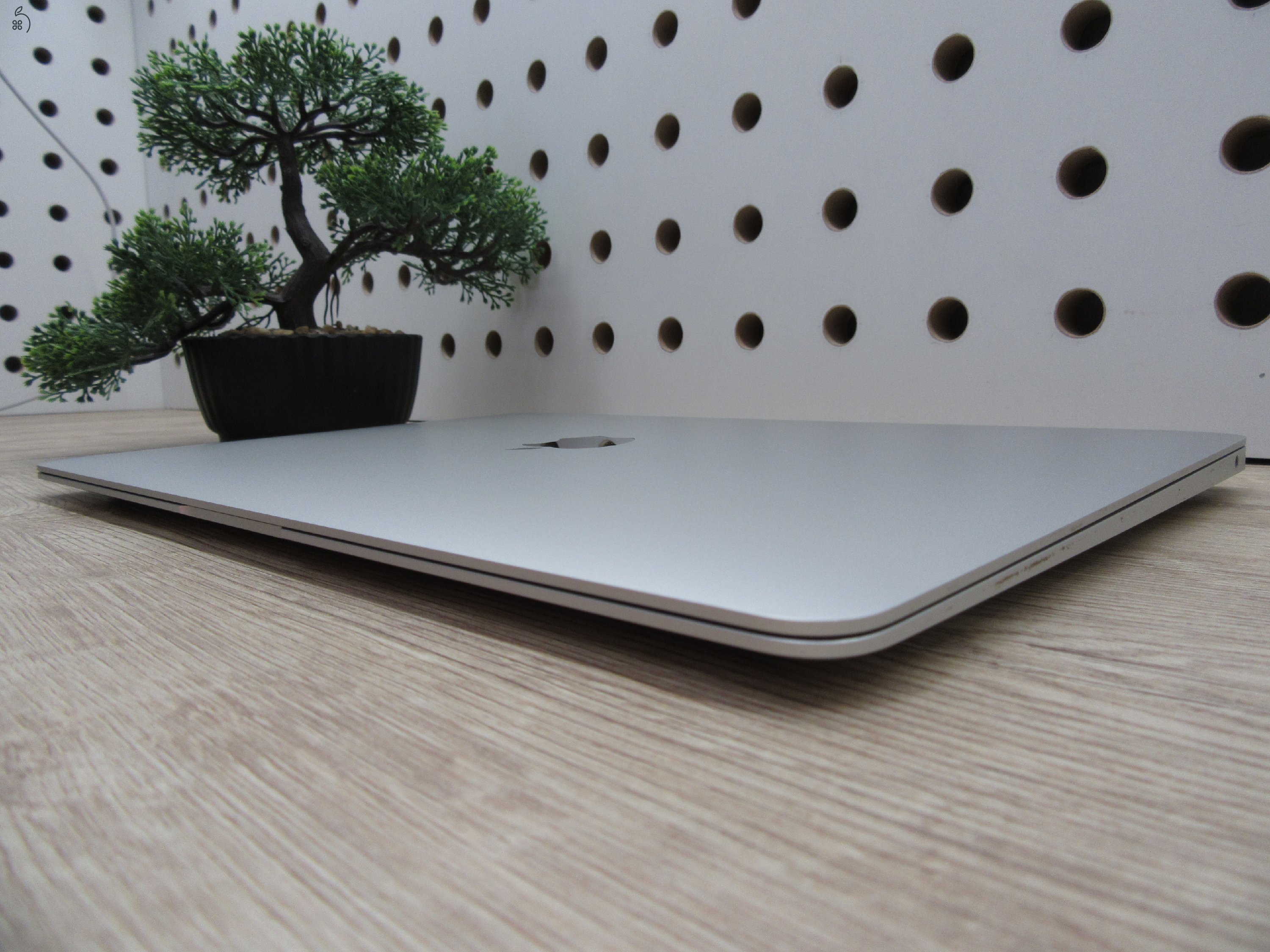 Apple MacBook Air 13” (2020, M1) – Karcmentes, pehelykönnyű és villámgyors, akár 15 óra üzemidő – 8 GB RAM – 256 GB SSD – 3 hónap garancia