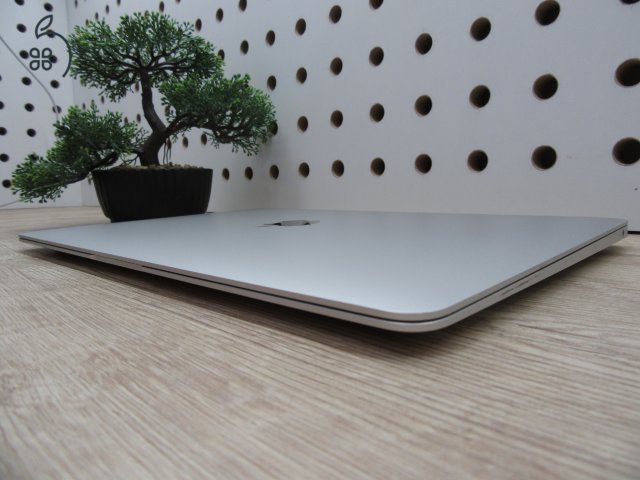 Apple MacBook Air 13” (2020, M1) – Karcmentes, pehelykönnyű és villámgyors, akár 15 óra üzemidő – 8 GB RAM – 256 GB SSD – 3 hónap garancia