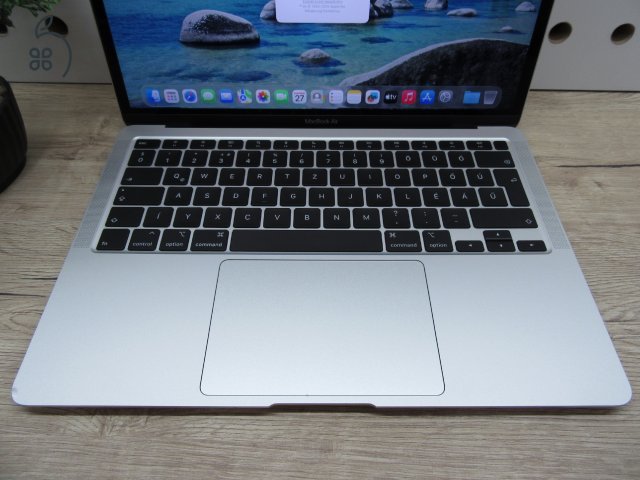 Apple MacBook Air 13” (2020, M1) – Karcmentes, pehelykönnyű és villámgyors, akár 15 óra üzemidő – 8 GB RAM – 256 GB SSD – 3 hónap garancia