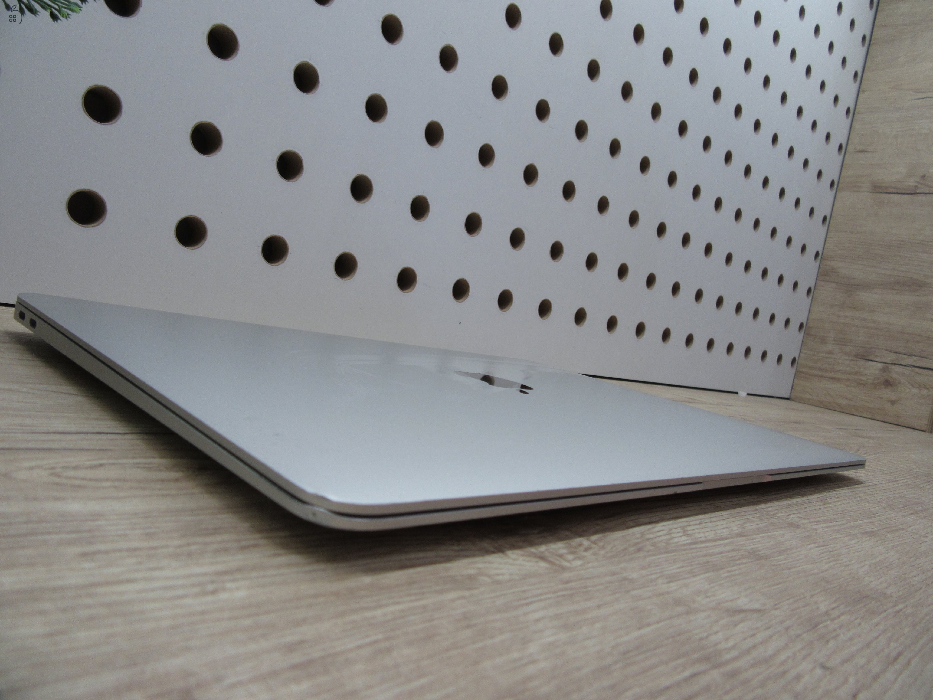 Apple MacBook Air 13” (2020, M1) – Karcmentes, pehelykönnyű és villámgyors, akár 15 óra üzemidő – 8 GB RAM – 256 GB SSD – 3 hónap garancia