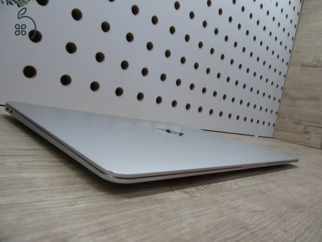 Apple MacBook Air 13” (2020, M1) – Karcmentes, pehelykönnyű és villámgyors, akár 15 óra üzemidő – 8 GB RAM – 256 GB SSD – 3 hónap garancia