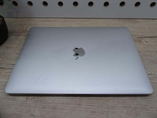 Apple MacBook Air 13” (2020, M1) – Karcmentes, pehelykönnyű és villámgyors, akár 15 óra üzemidő – 8 GB RAM – 256 GB SSD – 3 hónap garancia