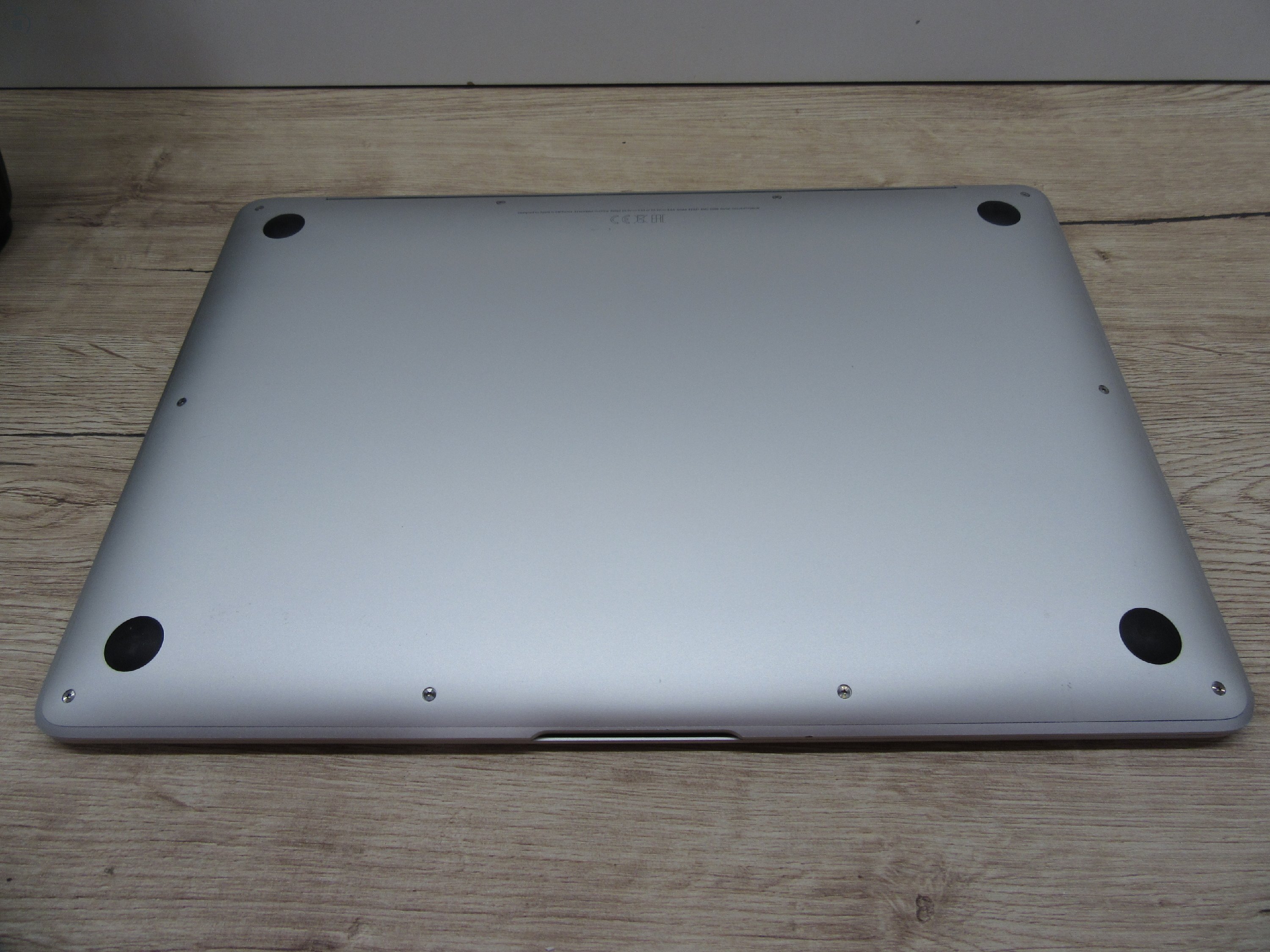 Apple MacBook Air 13” (2020, M1) – Karcmentes, pehelykönnyű és villámgyors, akár 15 óra üzemidő – 8 GB RAM – 256 GB SSD – 3 hónap garancia