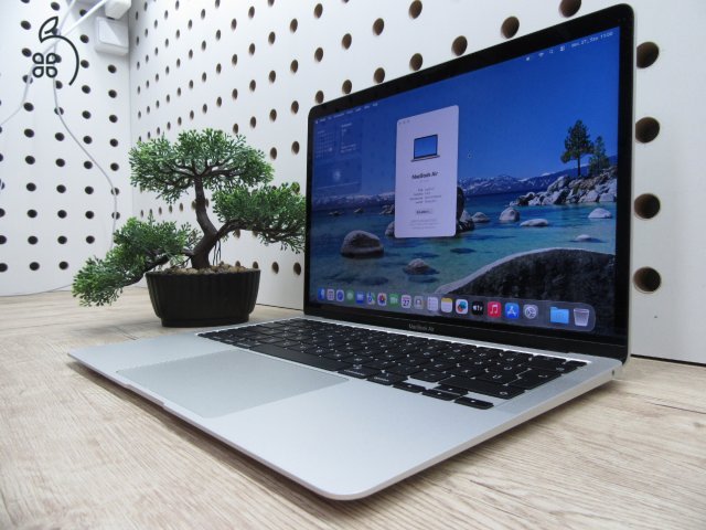 Apple MacBook Air 13” (2020, M1) – Karcmentes, pehelykönnyű és villámgyors, akár 15 óra üzemidő – 8 GB RAM – 256 GB SSD – 3 hónap garancia