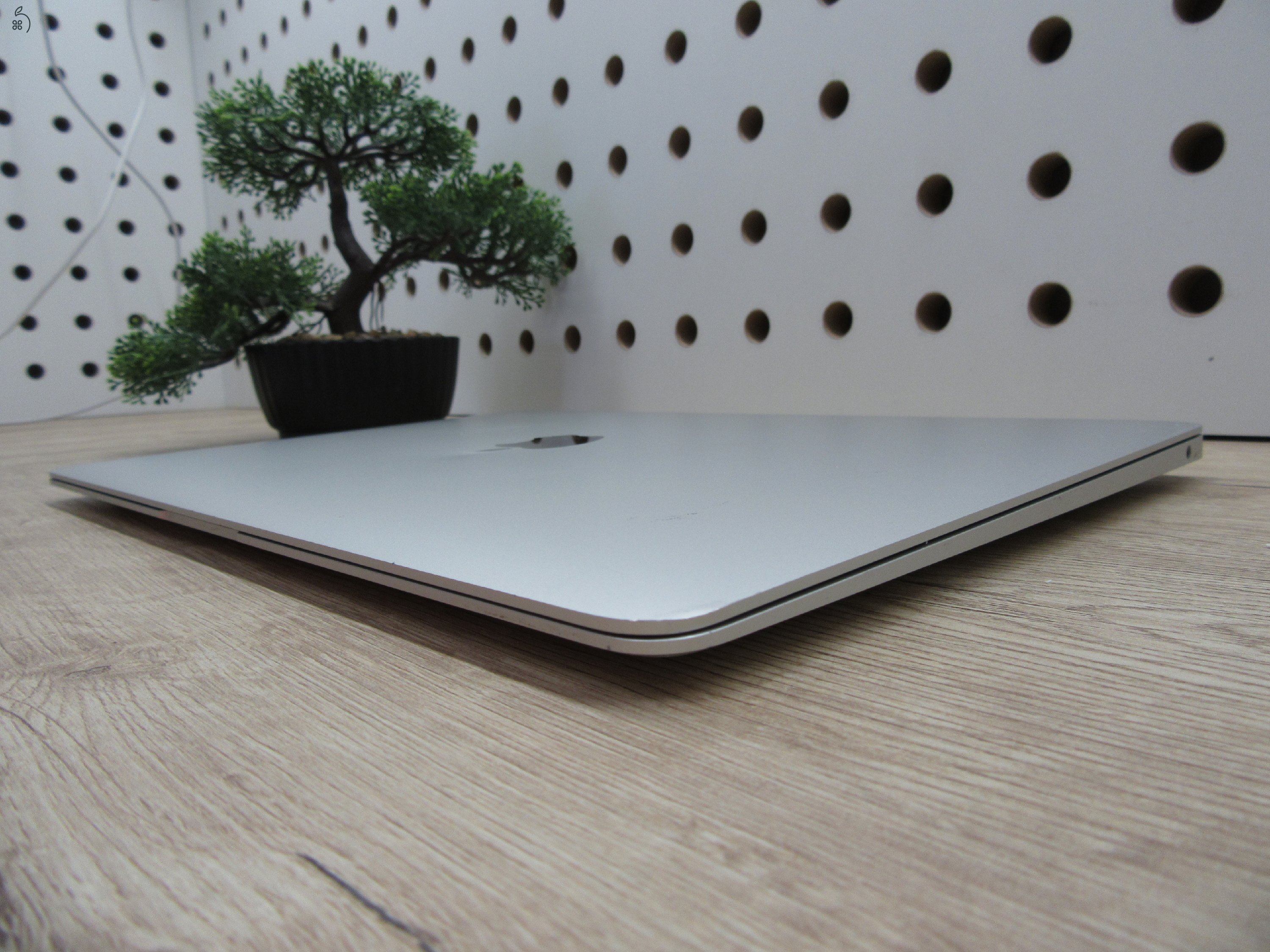 Apple MacBook Air 13” (2020, M1) – Megkímélt, pehelykönnyű és villámgyors, akár 15 óra üzemidő – 8 GB RAM – 256 GB SSD – 3 hónap garancia