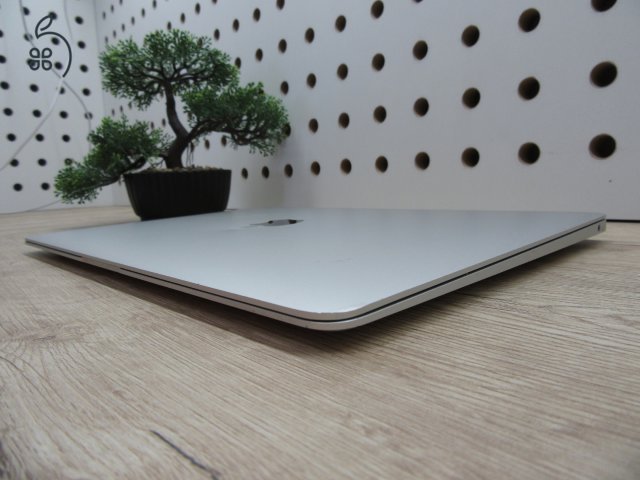 Apple MacBook Air 13” (2020, M1) – Megkímélt, pehelykönnyű és villámgyors, akár 15 óra üzemidő – 8 GB RAM – 256 GB SSD – 3 hónap garancia