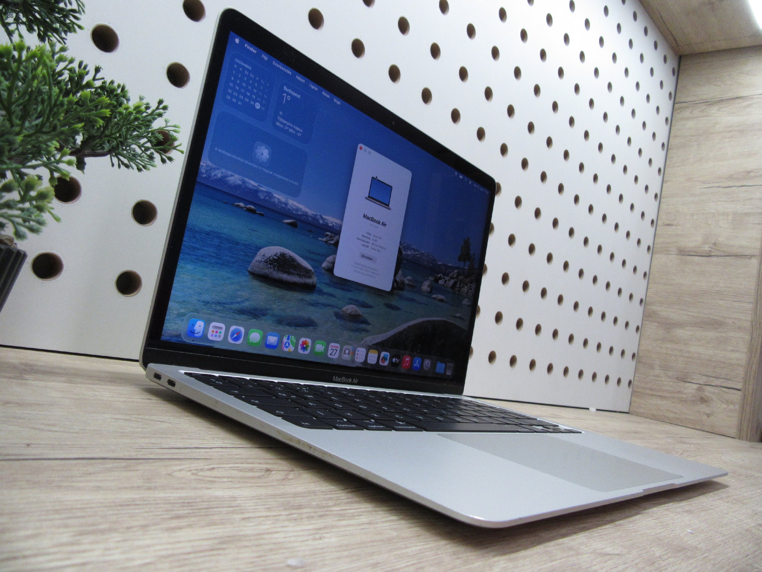 Apple MacBook Air 13” (2020, M1) – Megkímélt, pehelykönnyű és villámgyors, akár 15 óra üzemidő – 8 GB RAM – 256 GB SSD – 3 hónap garancia