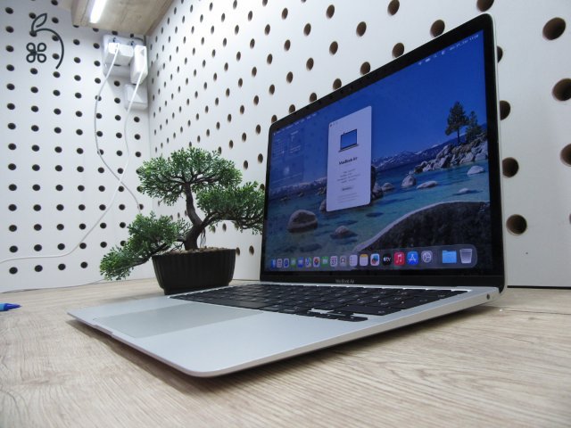 Apple MacBook Air 13” (2020, M1) – Megkímélt, pehelykönnyű és villámgyors, akár 15 óra üzemidő – 8 GB RAM – 256 GB SSD – 3 hónap garancia