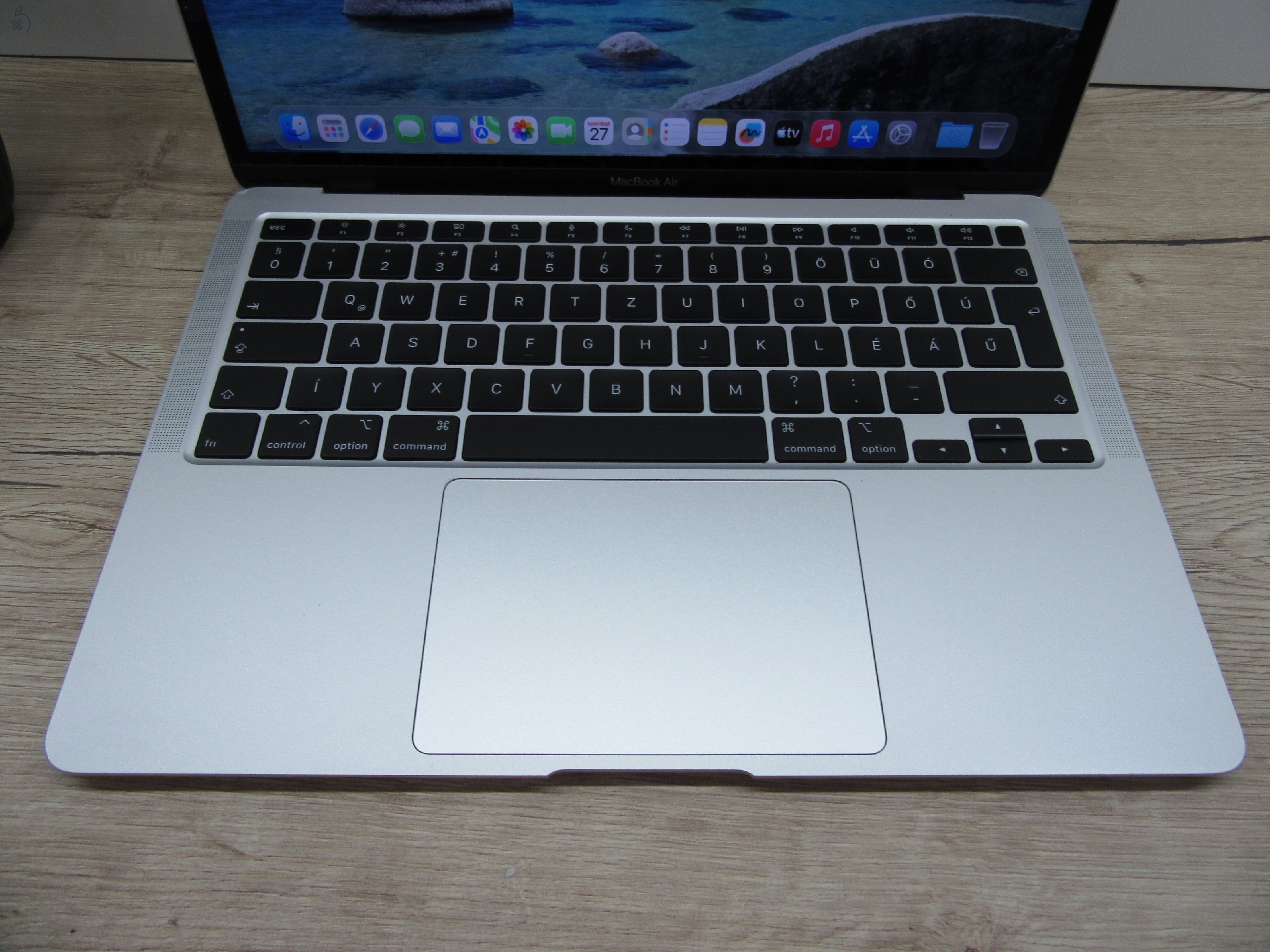 Apple MacBook Air 13” (2020, M1) – Megkímélt, pehelykönnyű és villámgyors, akár 15 óra üzemidő – 8 GB RAM – 256 GB SSD – 3 hónap garancia