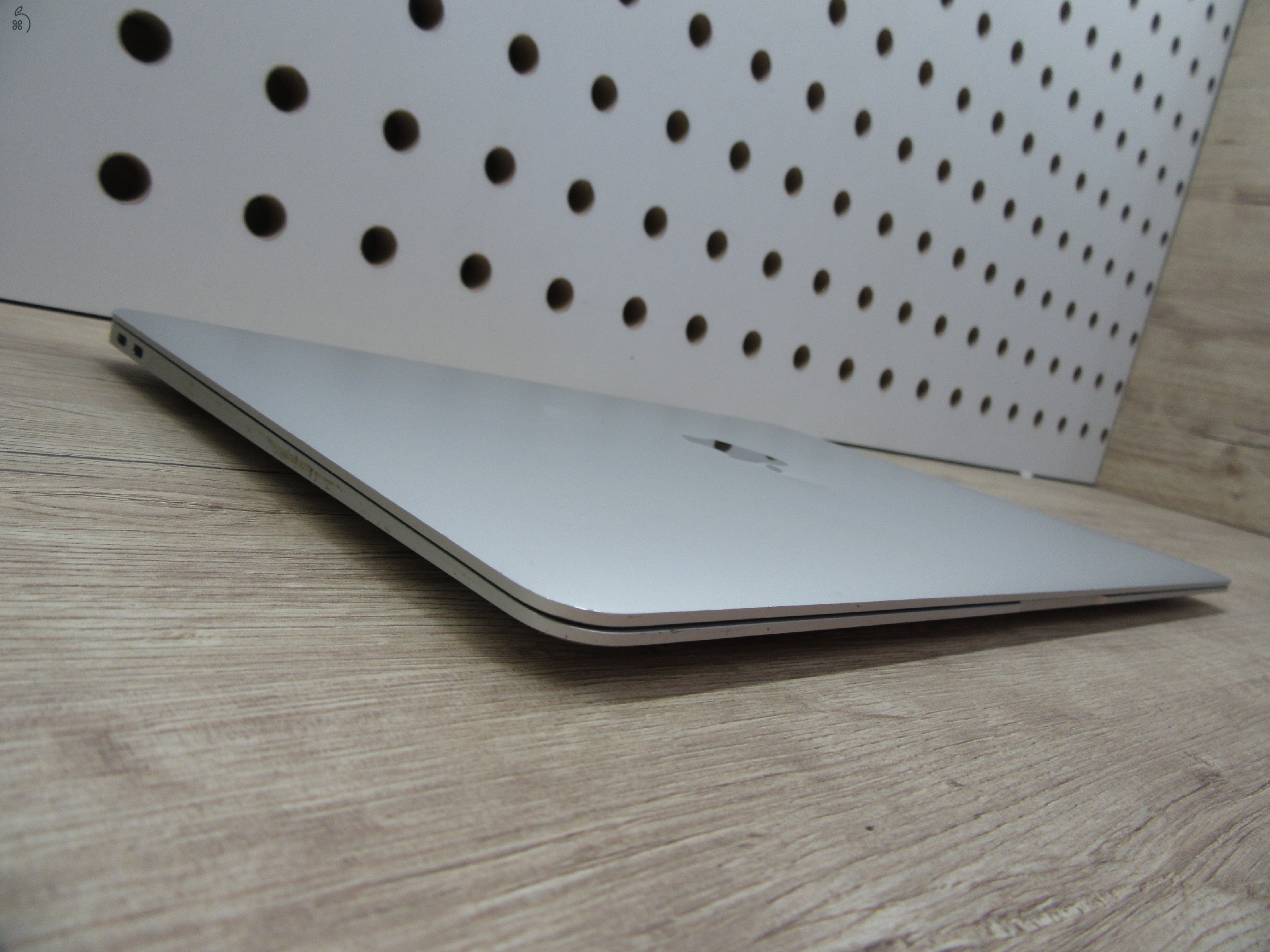 Apple MacBook Air 13” (2020, M1) – Megkímélt, pehelykönnyű és villámgyors, akár 15 óra üzemidő – 8 GB RAM – 256 GB SSD – 3 hónap garancia