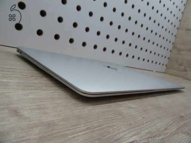 Apple MacBook Air 13” (2020, M1) – Megkímélt, pehelykönnyű és villámgyors, akár 15 óra üzemidő – 8 GB RAM – 256 GB SSD – 3 hónap garancia