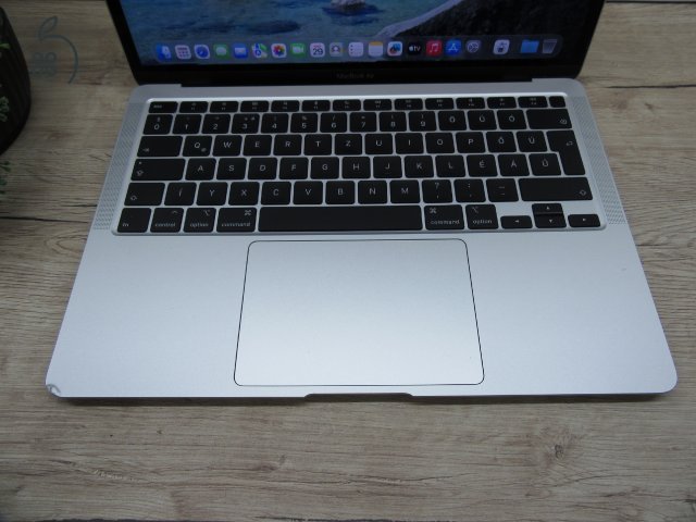 Apple MacBook Air 13” (2020, M1) – Megkímélt, pehelykönnyű és villámgyors, akár 15 óra üzemidő – 8 GB RAM – 256 GB SSD – 3 hónap garancia