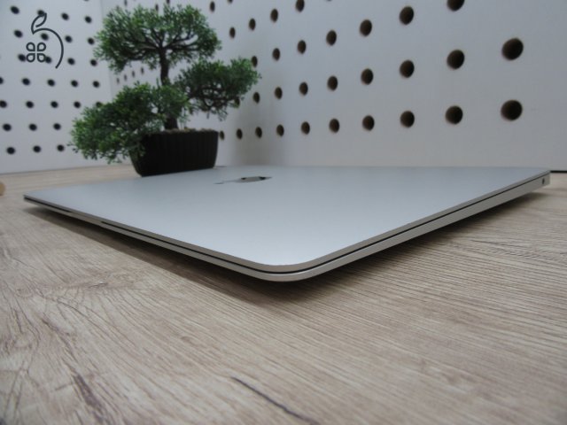 Apple MacBook Air 13” (2020, M1) – Megkímélt, pehelykönnyű és villámgyors, akár 15 óra üzemidő – 8 GB RAM – 256 GB SSD – 3 hónap garancia