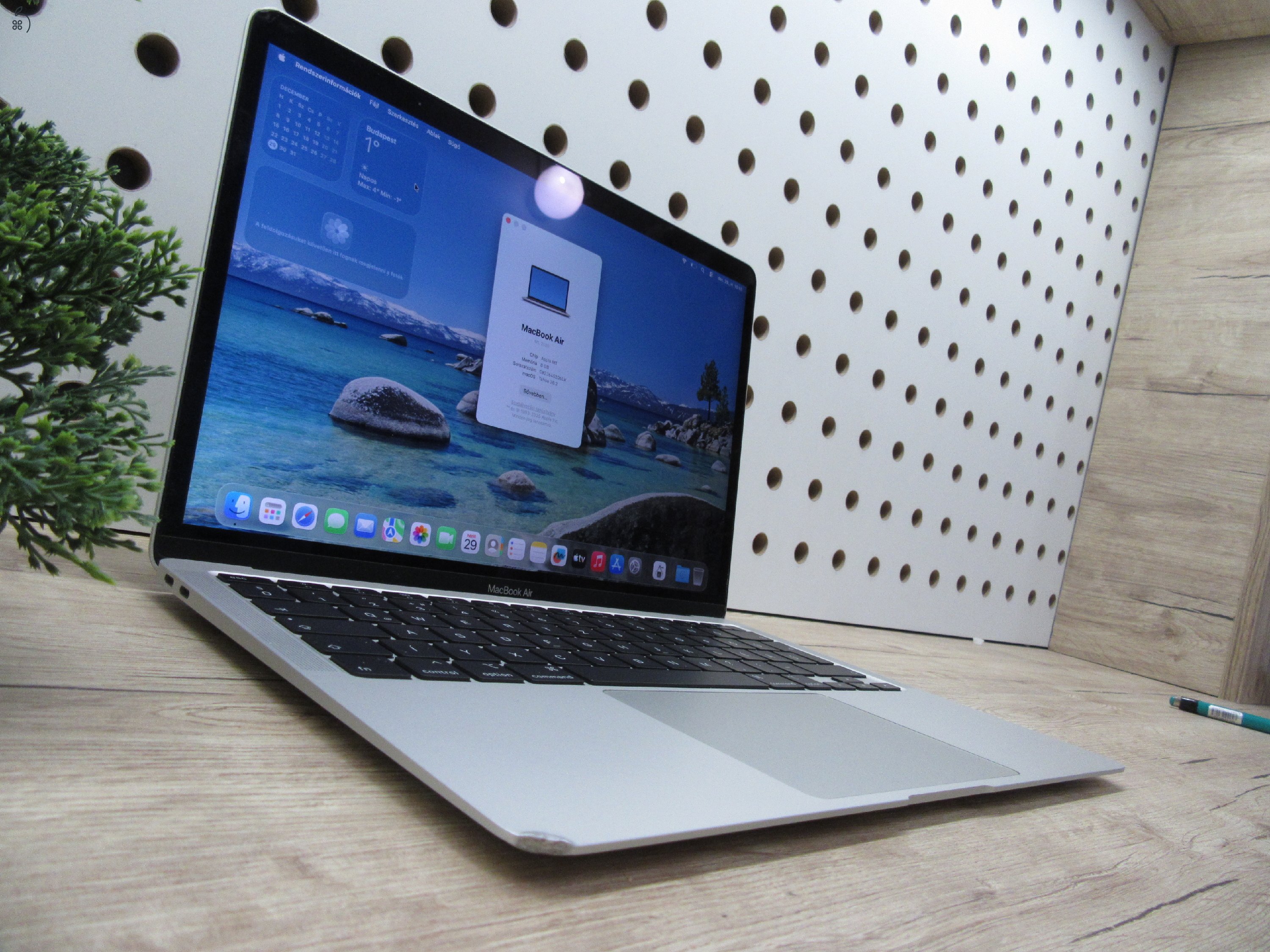 Apple MacBook Air 13” (2020, M1) – Megkímélt, pehelykönnyű és villámgyors, akár 15 óra üzemidő – 8 GB RAM – 256 GB SSD – 3 hónap garancia