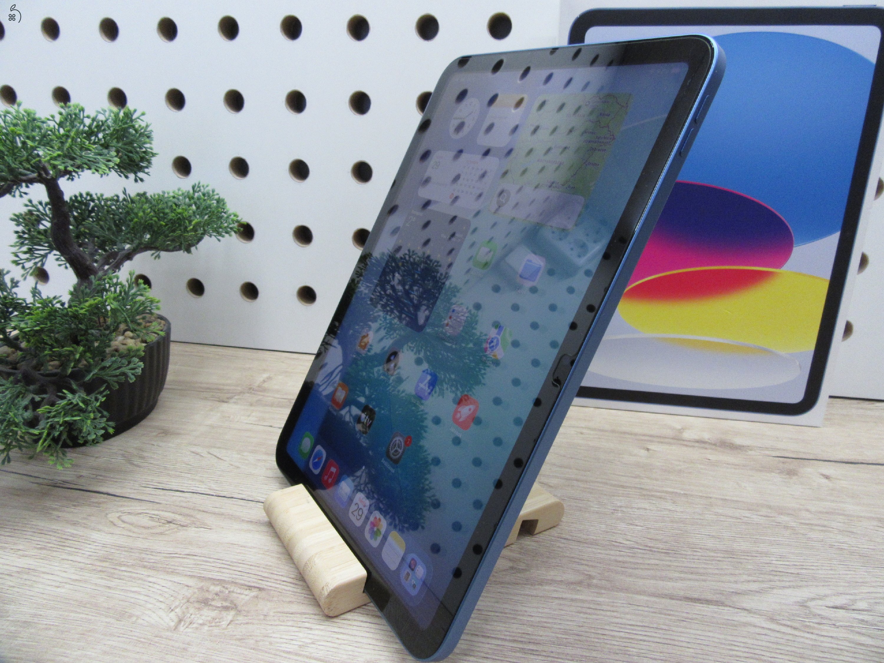 Apple iPad (10. gen) – 64 GB – 10,9” Liquid Retina, USB-C, Touch ID – Használt, karcmentes – 3 hónap garancia