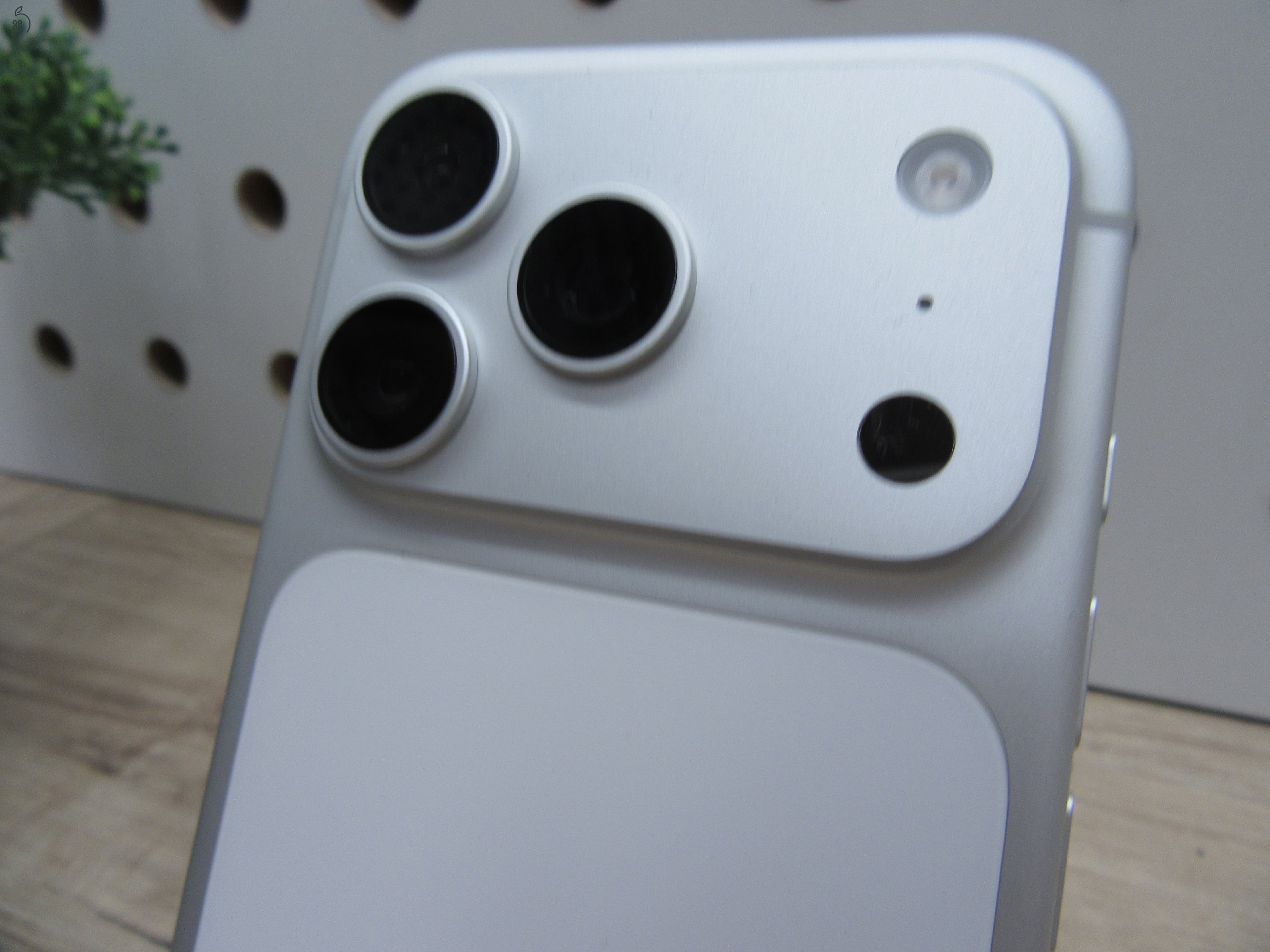 Apple iPhone 17 Pro – Silver – Szinte új élmény: 3 ciklus / 100% akku, prémium Pro kamera + villámgyors rendszer – 256 GB – Használt, újszerű – Garanciás 2026.12.18-ig