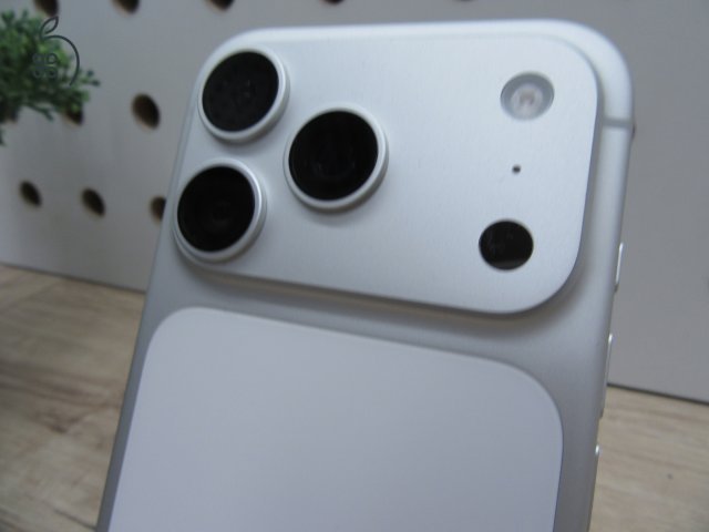 Apple iPhone 17 Pro – Silver – Szinte új élmény: 3 ciklus / 100% akku, prémium Pro kamera + villámgyors rendszer – 256 GB – Használt, újszerű – Garanciás 2026.12.18-ig