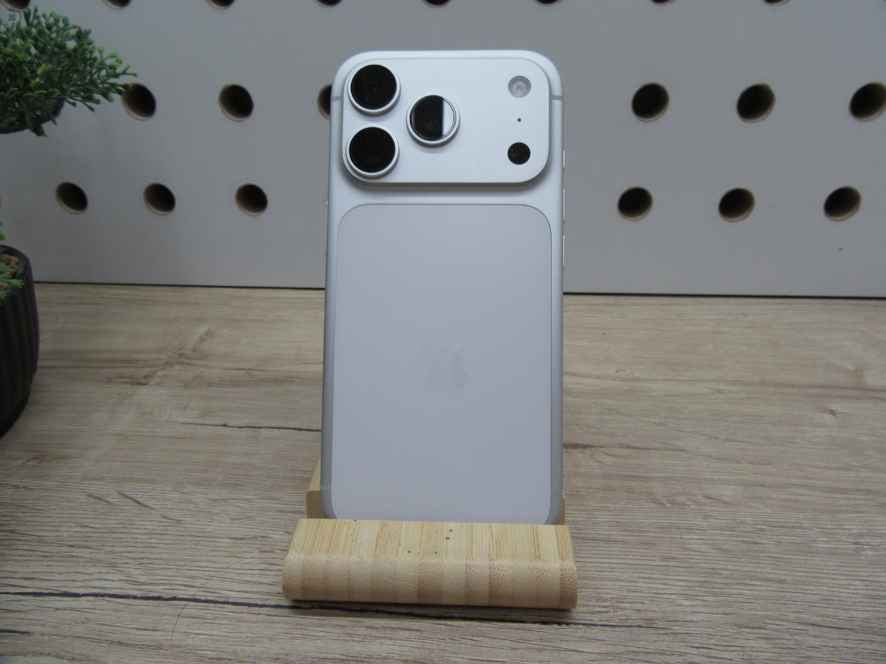 Apple iPhone 17 Pro – Silver – Szinte új élmény: 3 ciklus / 100% akku, prémium Pro kamera + villámgyors rendszer – 256 GB – Használt, újszerű – Garanciás 2026.12.18-ig