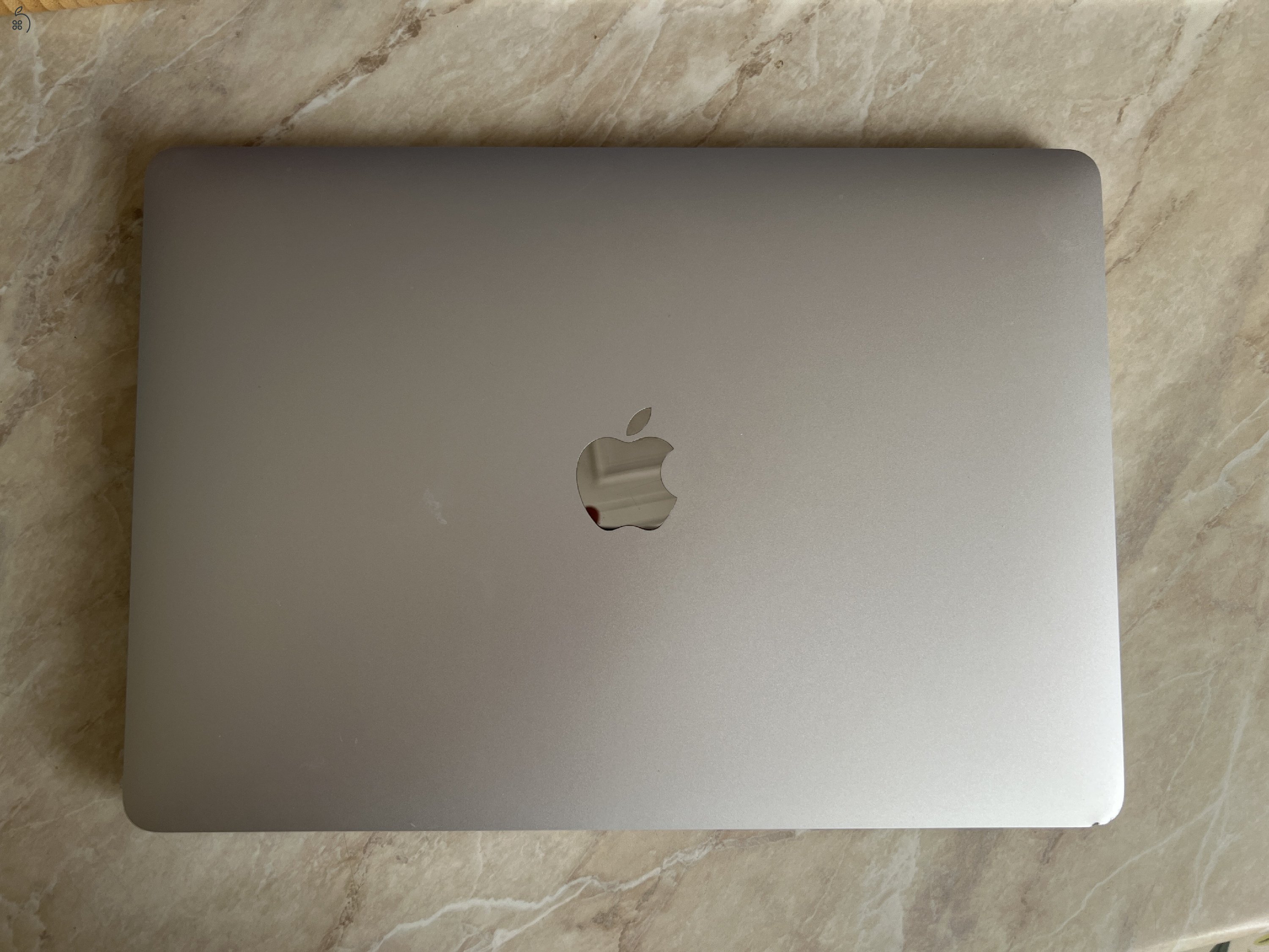MacBook Air M1 (2020) – 8 GB RAM, 500 GB SSD – működés hibátlan, esztétikai sérülésekkel