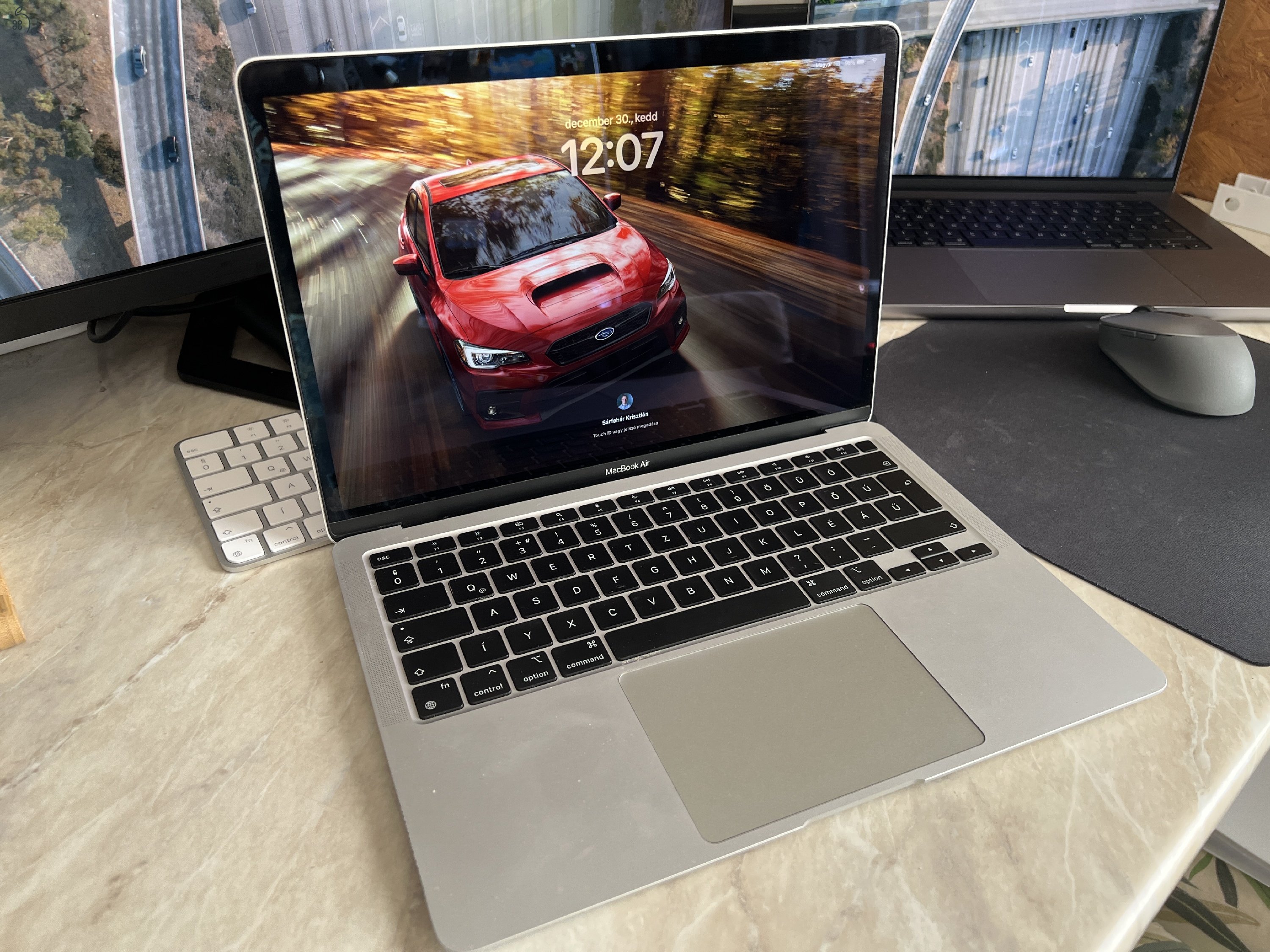 MacBook Air M1 (2020) – 8 GB RAM, 500 GB SSD – működés hibátlan, esztétikai sérülésekkel