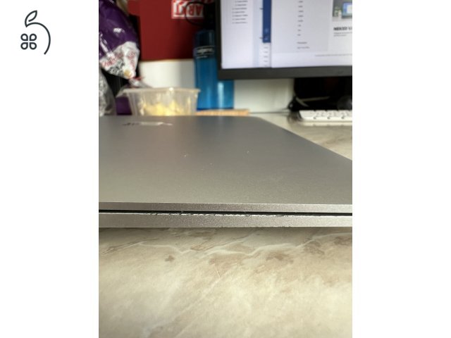 MacBook Air M1 (2020) – 8 GB RAM, 500 GB SSD – működés hibátlan, esztétikai sérülésekkel