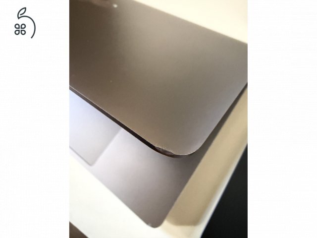 M1 MacBook Pro (2020) touchbar, 8 mag, 8GB RAM, 256 GB SSD, 87% akku