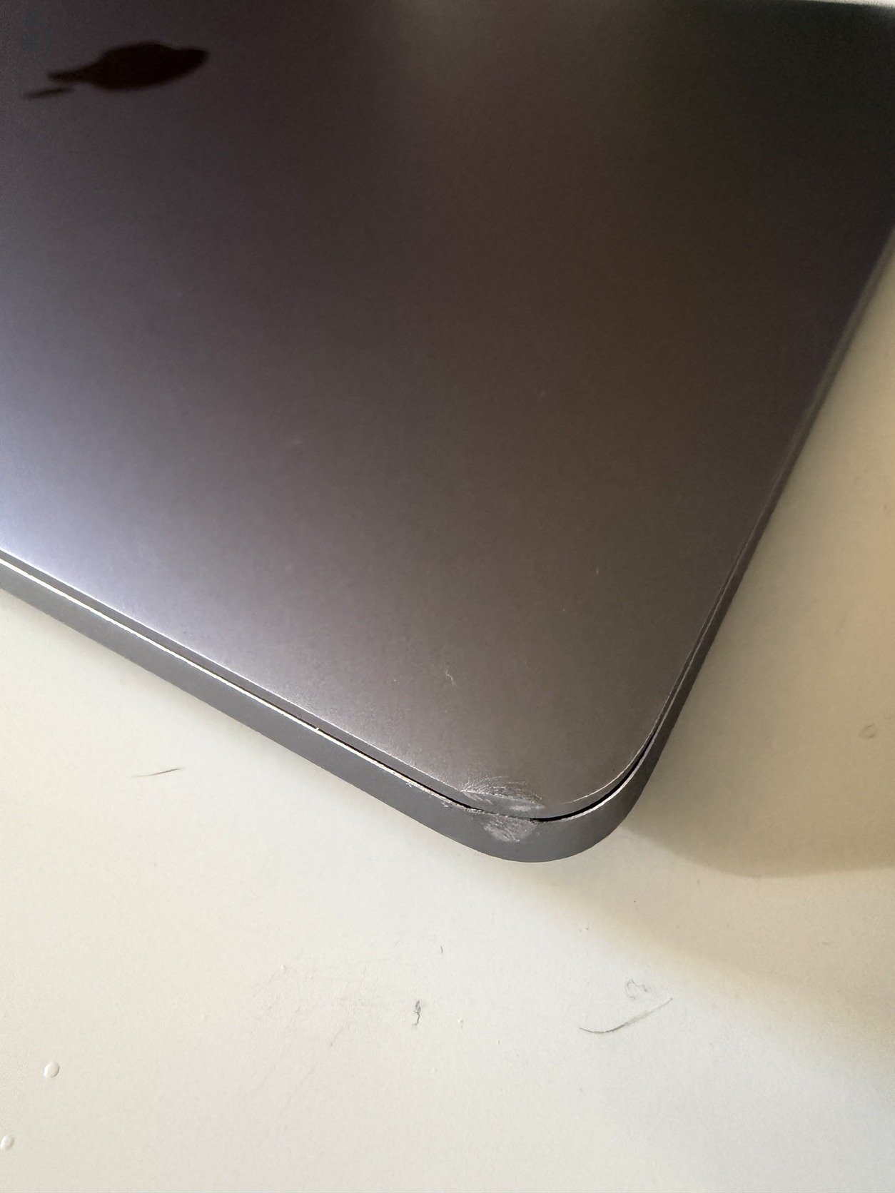 M1 MacBook Pro (2020) touchbar, 8 mag, 8GB RAM, 256 GB SSD, 87% akku