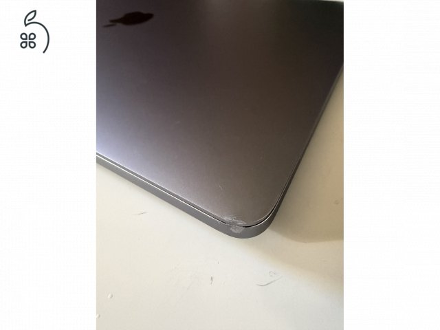 M1 MacBook Pro (2020) touchbar, 8 mag, 8GB RAM, 256 GB SSD, 87% akku