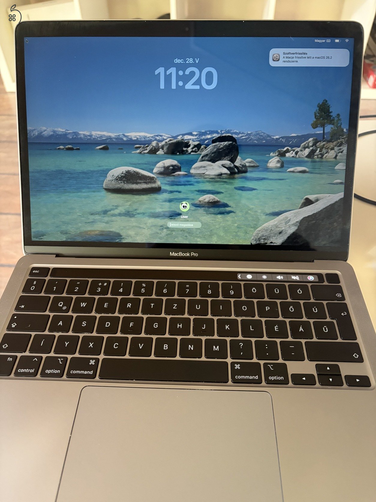 M1 MacBook Pro (2020) touchbar, 8 mag, 8GB RAM, 256 GB SSD, 87% akku