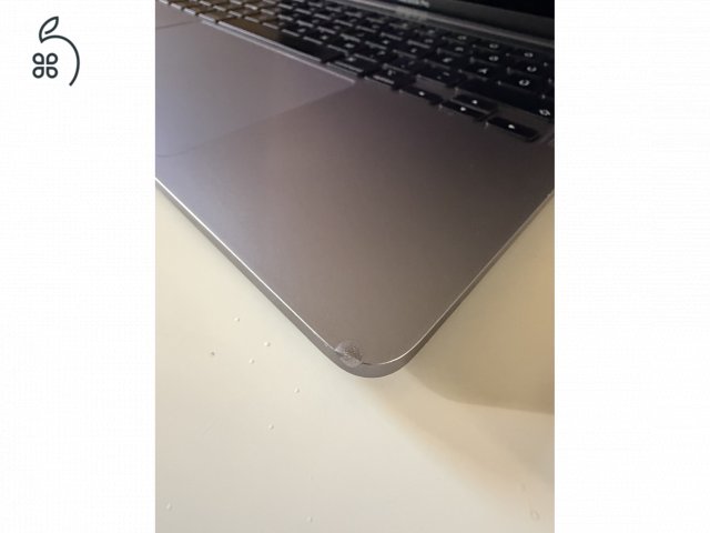M1 MacBook Pro (2020) touchbar, 8 mag, 8GB RAM, 256 GB SSD, 87% akku